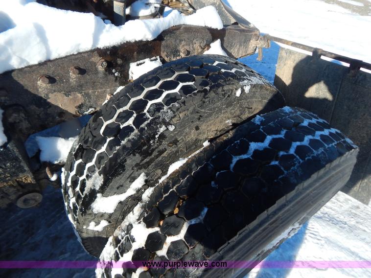 image for item H3911 1999 Peterbilt 377 semi truck