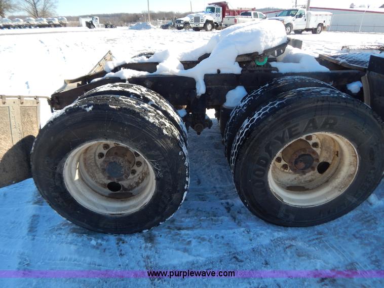 image for item H3911 1999 Peterbilt 377 semi truck