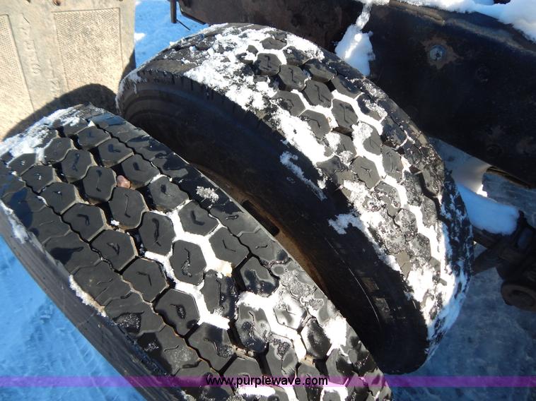 image for item H3911 1999 Peterbilt 377 semi truck