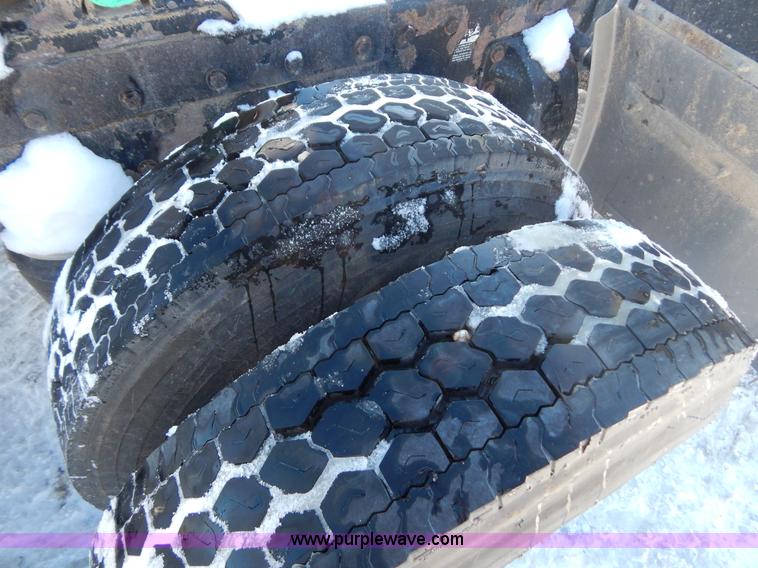 image for item H3911 1999 Peterbilt 377 semi truck