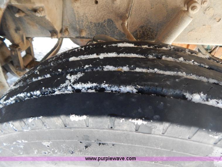 image for item H3911 1999 Peterbilt 377 semi truck