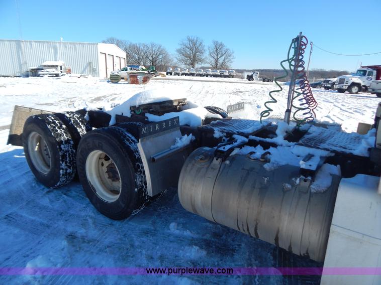 image for item H3911 1999 Peterbilt 377 semi truck