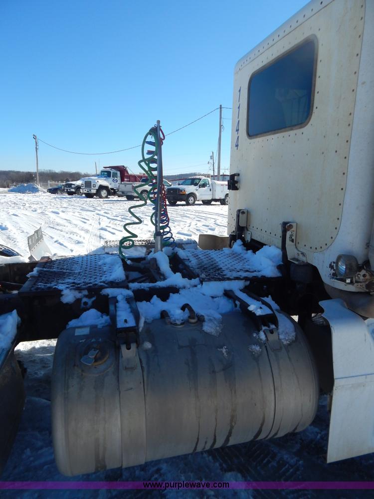 image for item H3911 1999 Peterbilt 377 semi truck