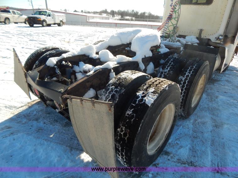 image for item H3911 1999 Peterbilt 377 semi truck