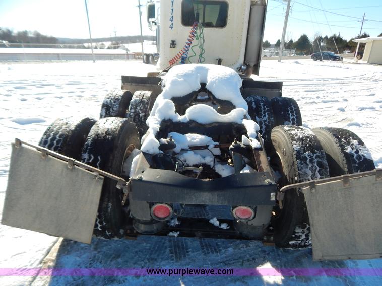 image for item H3911 1999 Peterbilt 377 semi truck