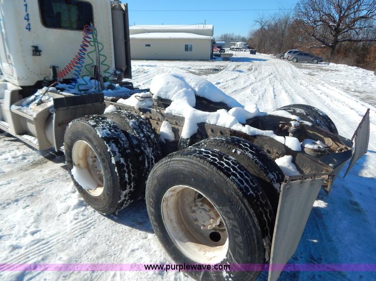 image for item H3911 1999 Peterbilt 377 semi truck