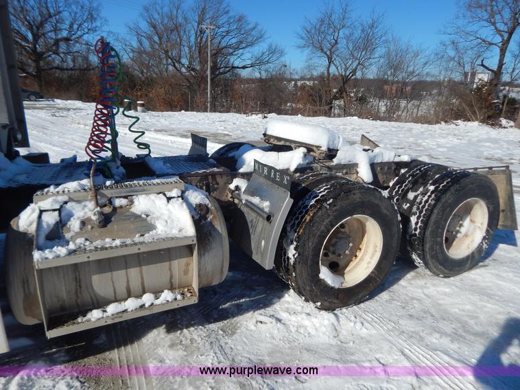 image for item H3911 1999 Peterbilt 377 semi truck