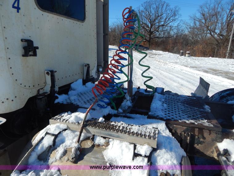 image for item H3911 1999 Peterbilt 377 semi truck