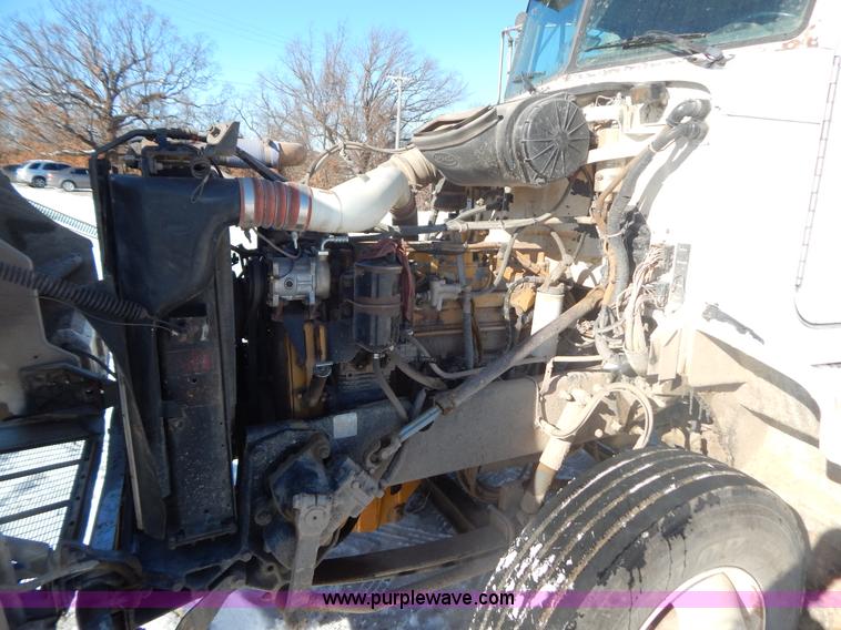 image for item H3911 1999 Peterbilt 377 semi truck