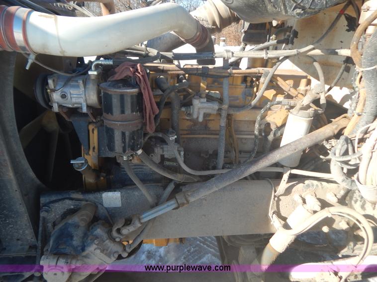 image for item H3911 1999 Peterbilt 377 semi truck