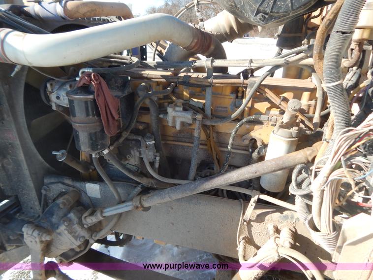 image for item H3911 1999 Peterbilt 377 semi truck