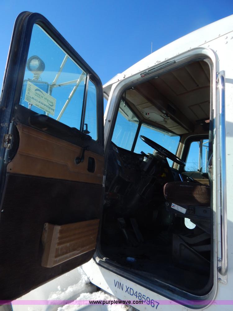 image for item H3911 1999 Peterbilt 377 semi truck