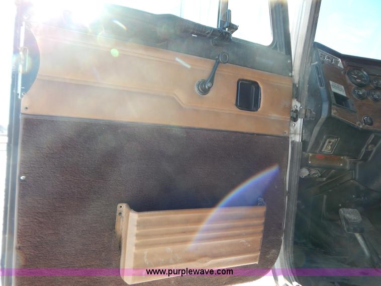 image for item H3911 1999 Peterbilt 377 semi truck