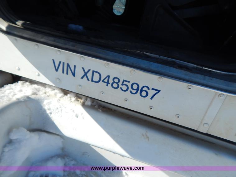 image for item H3911 1999 Peterbilt 377 semi truck