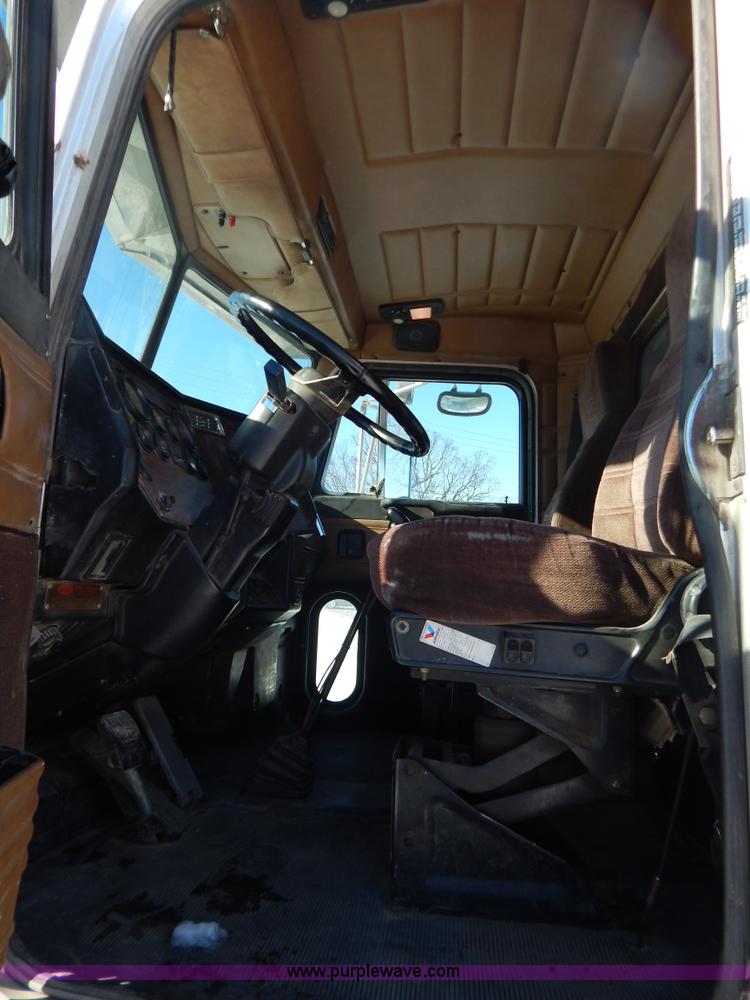 image for item H3911 1999 Peterbilt 377 semi truck