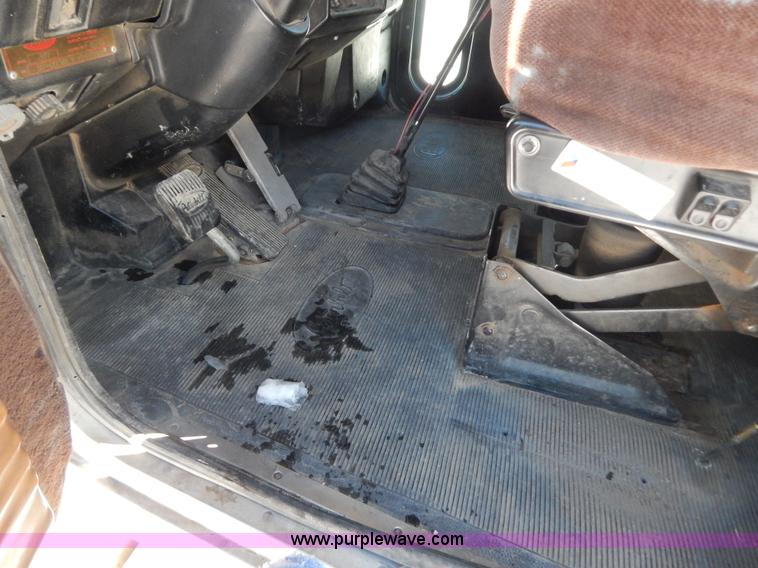 image for item H3911 1999 Peterbilt 377 semi truck