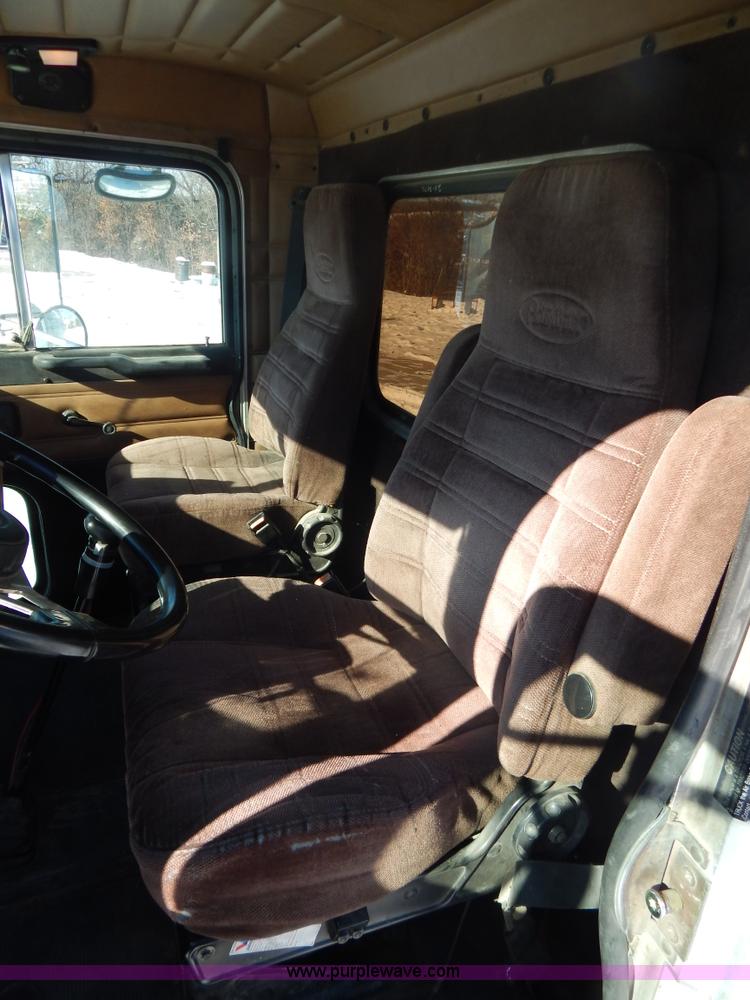 image for item H3911 1999 Peterbilt 377 semi truck