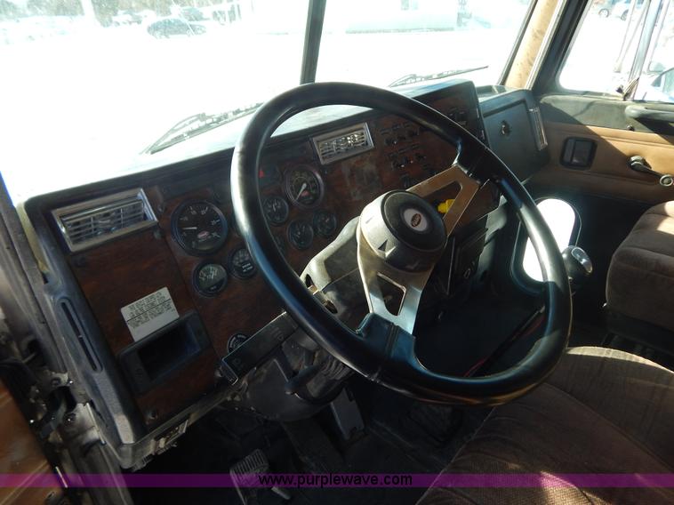 image for item H3911 1999 Peterbilt 377 semi truck