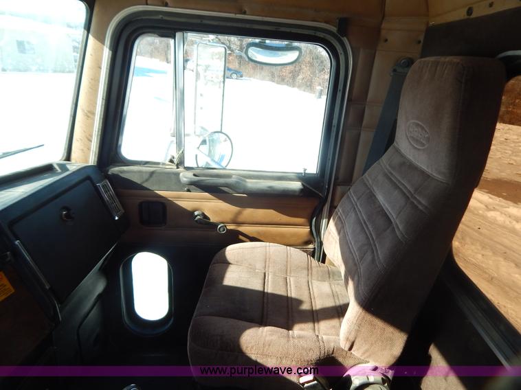 image for item H3911 1999 Peterbilt 377 semi truck