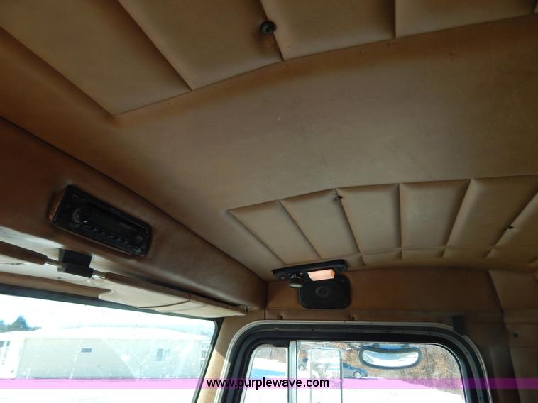 image for item H3911 1999 Peterbilt 377 semi truck