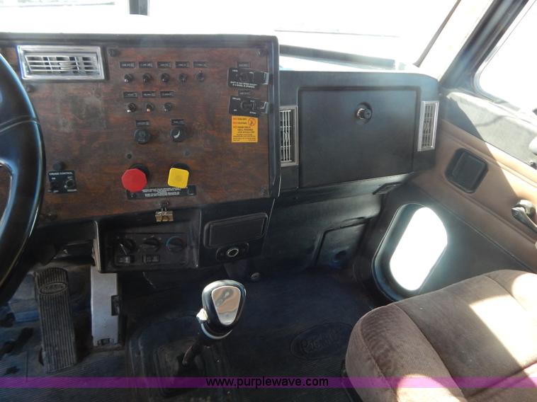 image for item H3911 1999 Peterbilt 377 semi truck