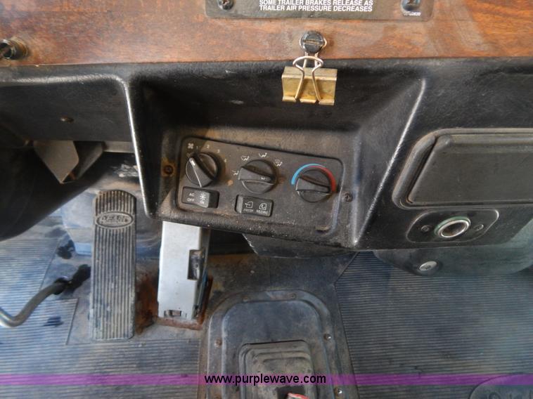 image for item H3911 1999 Peterbilt 377 semi truck