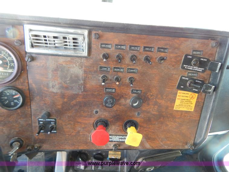 image for item H3911 1999 Peterbilt 377 semi truck