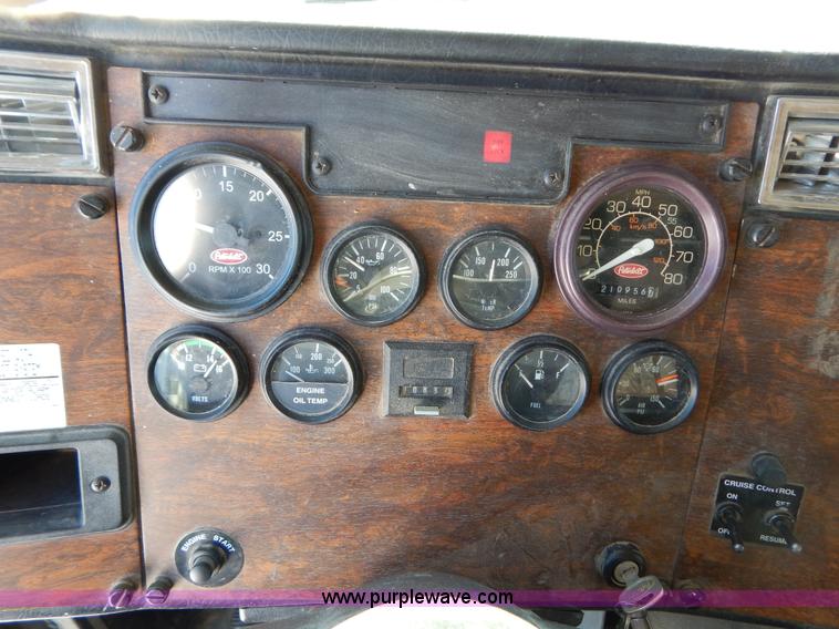 image for item H3911 1999 Peterbilt 377 semi truck