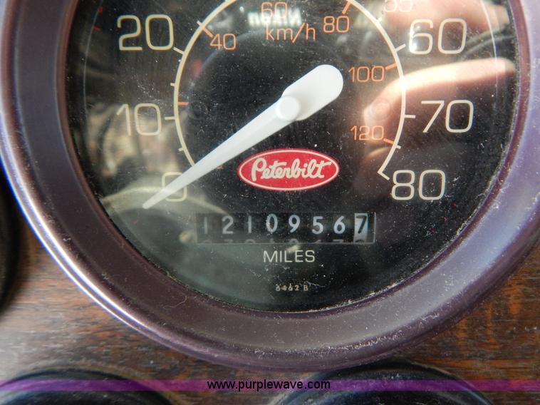 image for item H3911 1999 Peterbilt 377 semi truck