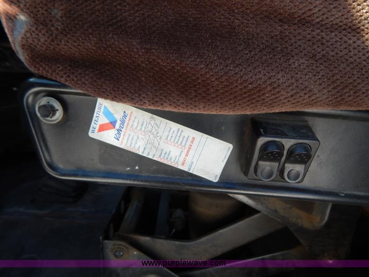 image for item H3911 1999 Peterbilt 377 semi truck