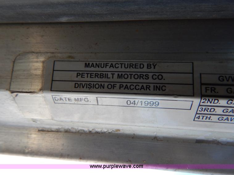 image for item H3911 1999 Peterbilt 377 semi truck