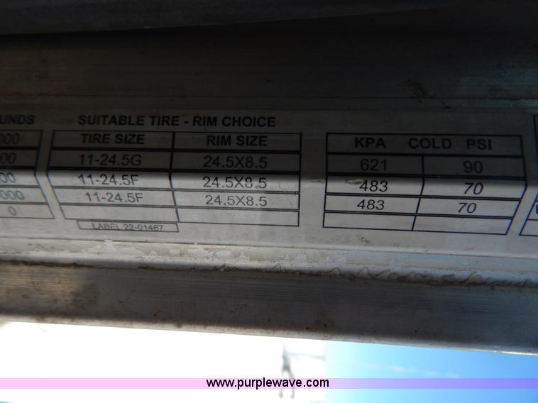 image for item H3911 1999 Peterbilt 377 semi truck