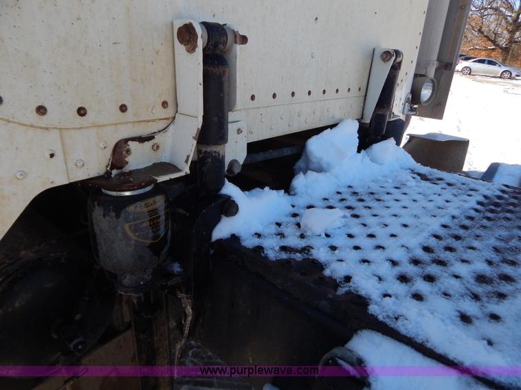 image for item H3911 1999 Peterbilt 377 semi truck