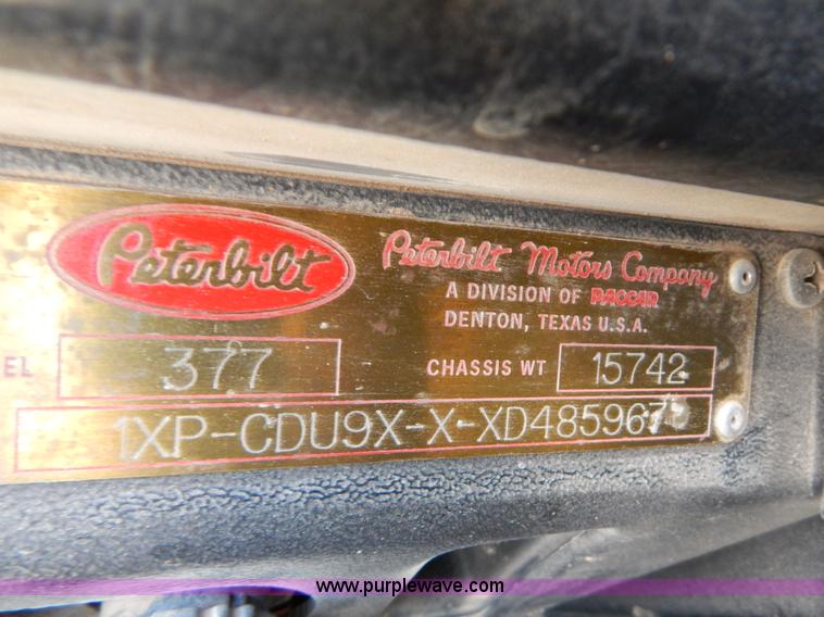 image for item H3911 1999 Peterbilt 377 semi truck