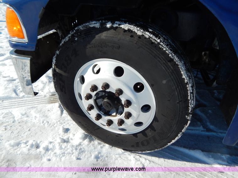 image for item H3912 1998 Peterbilt 377 semi truck