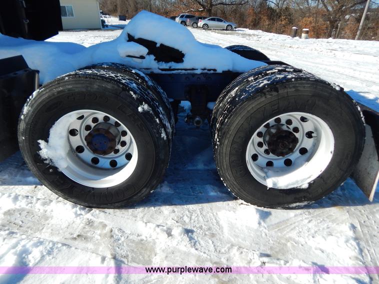 image for item H3912 1998 Peterbilt 377 semi truck