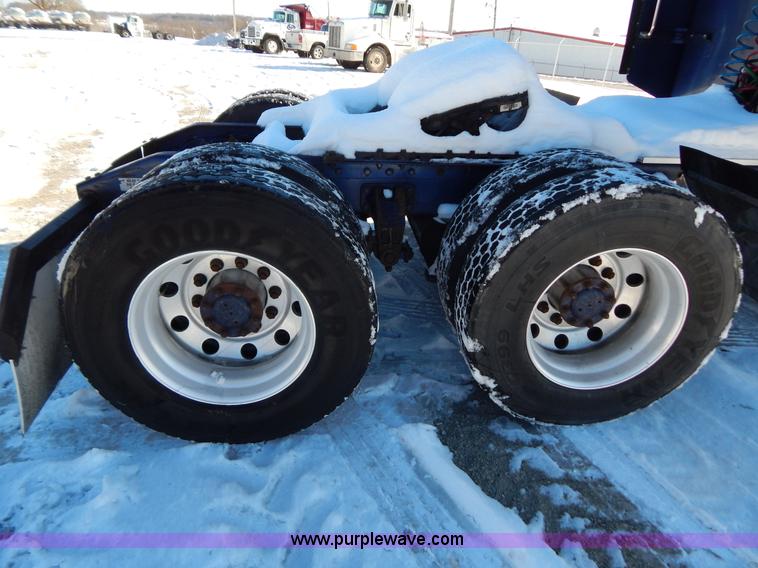 image for item H3912 1998 Peterbilt 377 semi truck