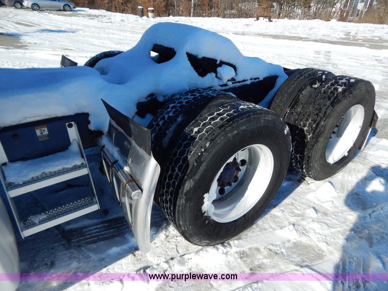 image for item H3912 1998 Peterbilt 377 semi truck