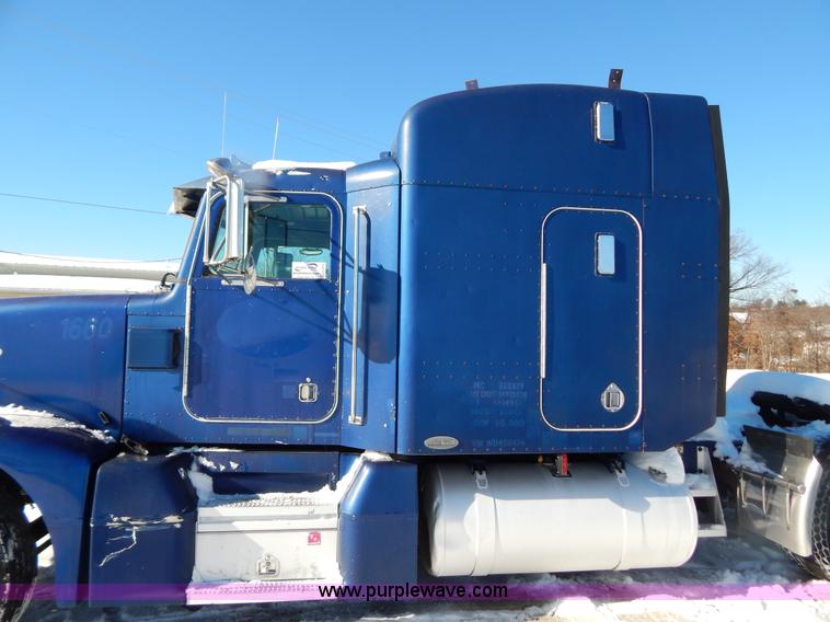 image for item H3912 1998 Peterbilt 377 semi truck