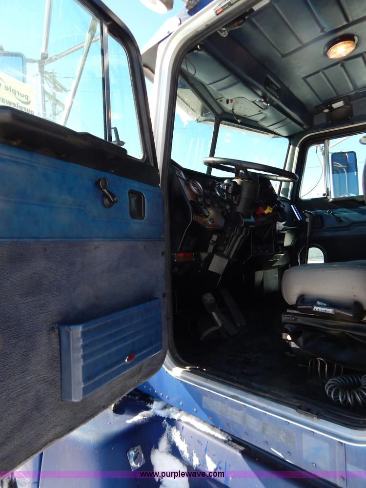 image for item H3912 1998 Peterbilt 377 semi truck