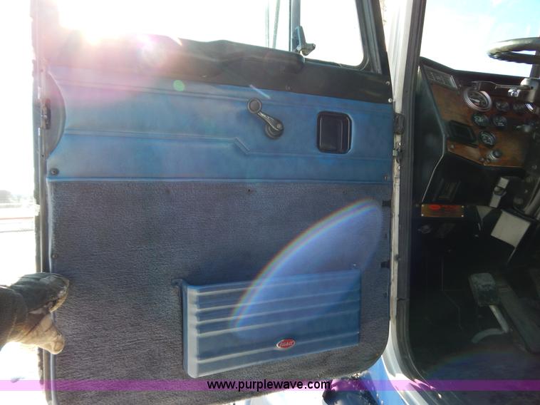 image for item H3912 1998 Peterbilt 377 semi truck