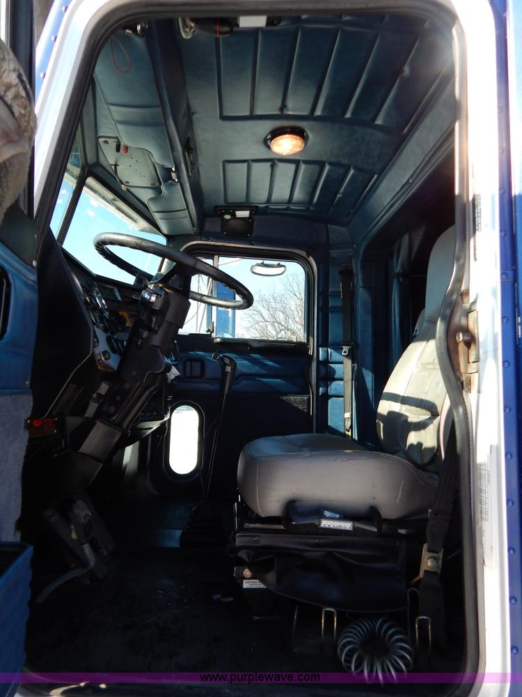 image for item H3912 1998 Peterbilt 377 semi truck