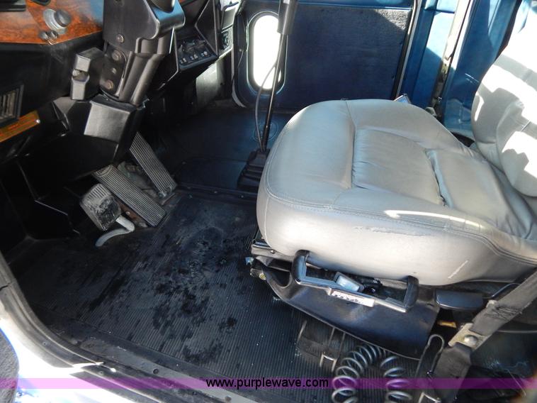 image for item H3912 1998 Peterbilt 377 semi truck