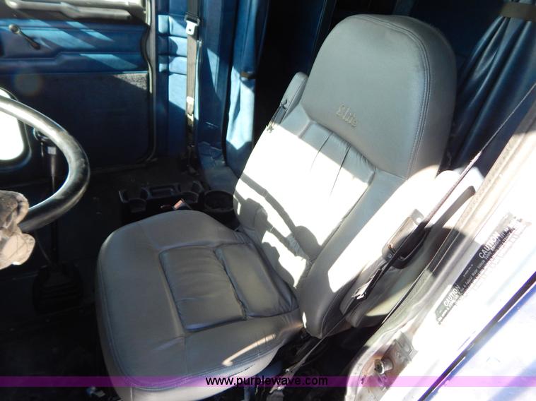 image for item H3912 1998 Peterbilt 377 semi truck