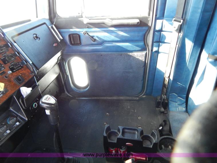 image for item H3912 1998 Peterbilt 377 semi truck