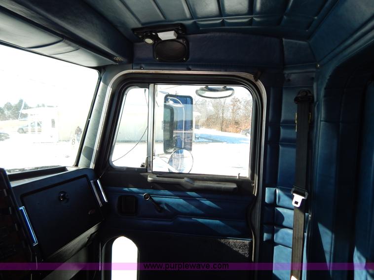 image for item H3912 1998 Peterbilt 377 semi truck