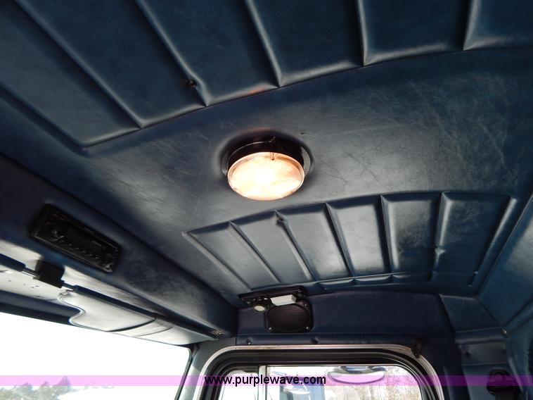 image for item H3912 1998 Peterbilt 377 semi truck