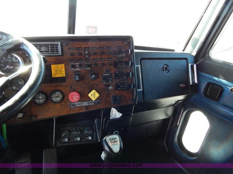 image for item H3912 1998 Peterbilt 377 semi truck