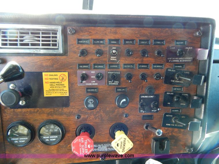 image for item H3912 1998 Peterbilt 377 semi truck