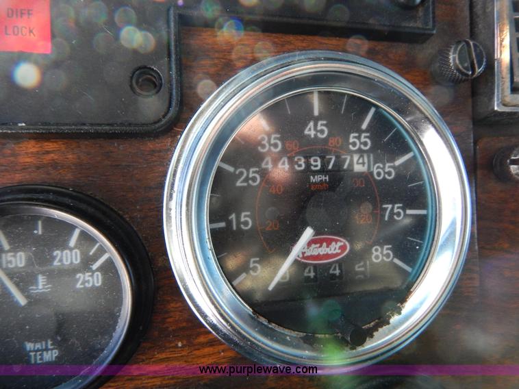 image for item H3912 1998 Peterbilt 377 semi truck